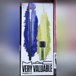 Mac eye shadow brush and pigment